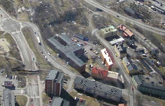 I norra delen av kvarteret ligger två plåtklädda flerbostadshus. Tomten upptas till stor del av parkeringsplatser.