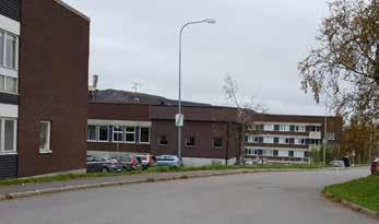 Husens fria placering och olika karaktär skiljer området från till exempel SJ-området. Området ansluter i öster mot kyrkogården och kyrkan.