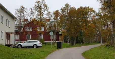 Område 12 Hjalmar Lundbomsskolan Stort byggnadskomplex i brunt och gult tegel. Typisk skolbyggnad från 60-70-tal, med torftig utemiljö.