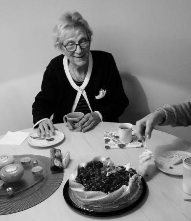 Bondflickorna lärde Handarbete en cirkel med tradition Gruppen samlas på torsdagarna på Kopparvägen beväpnade med nål och tråd, stickor och garn.