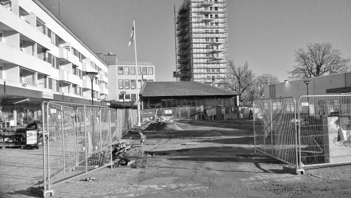 Ytorna närmast Folkets Hus ska vara klara före 6 december då bygget skall var klart. På den stora ytan mellan Folkets Hus och gångbron mot pendeltåget blir det plantering av träd och gott om bänkar.