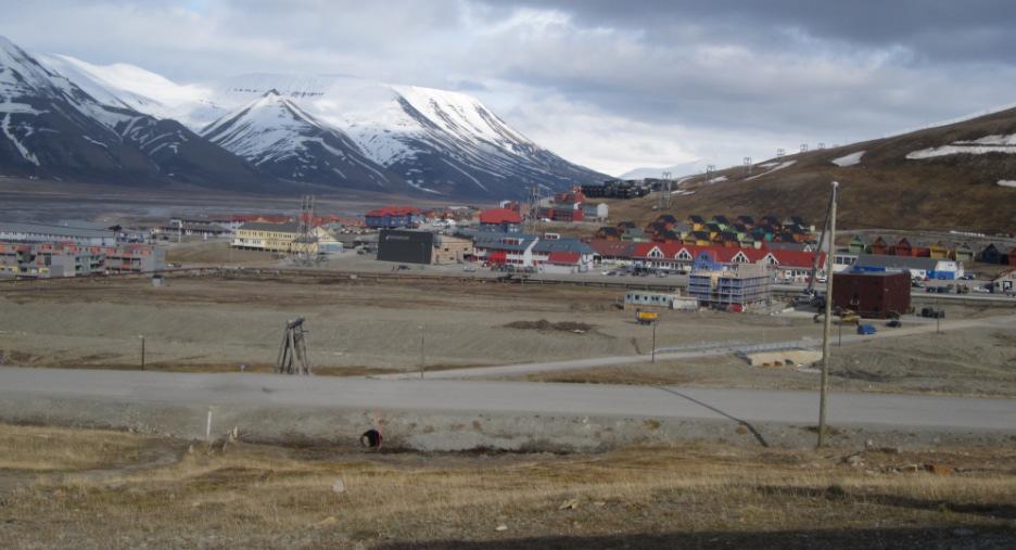 också lära oss att man alltid tar av sig skorna när man kommer in genom en ytterdörr. Detta gällde sedan överallt med några få undantag. I Longyearbyen bor cirka 2500 invånare.