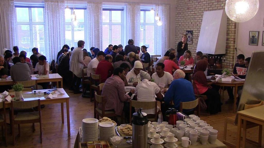 Språkcafé Språkcaféet är ett mycket uppskattat och välbesökt café som är igång för fjärde året. Det är öppet varje onsdag mellan kl 14-16.