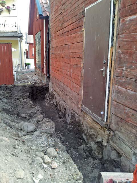 Till vänster syns bostadshusets veranda. Foto mot NÖ. Figur 6.