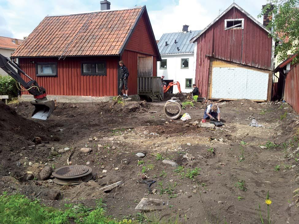 Profi l 1 Profi l 2 Hushörn Schakt vid avloppsbrunn 1 1 2 3 4 2 3 Avlopp 1 Matjord. 2 Äldre matjordslager, innehåller djurben, kol, porslin (i toppen) och glas, inga kritpipor. 3 Gruslager.