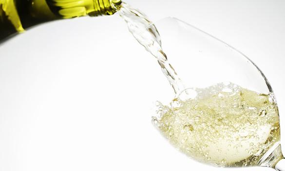 Från och med 7 oktober 2017 kan du avnjuta ett glas vin, en god öl eller ett alkoholfritt alternativ i pausen på CNEMA.