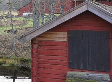 Sadeltaket är ett åstak klätt med undertak av brädor och enkupigt lertegel. Taket har nockpannor, vindskivor av trä och överliggare/vattskivor av galvad plåt i korta längder.