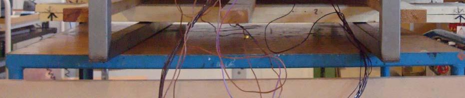 Bilden visar belastning på toppvarv med stålplattor under torkning. Fuktkvot mäts med inslagna elektroder av resistanstyp.