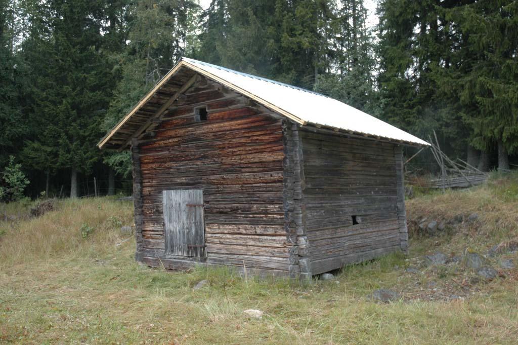 Figur 16. Lada västerut med ny brygga och nytt tak. Foto från norr. Foto: Daniel Olsson, Länsmuseet Gävleborg 2017-09-14.