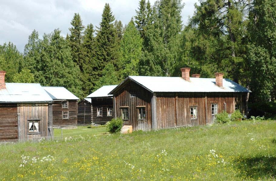 LAGSKYDD De tre ladorna vid Ersk-Mats är skyddade som byggnadsminne enligt Kulturmiljölagen, beteckningen är BM85. Figur 3. Ersk-Mats från sydöst.
