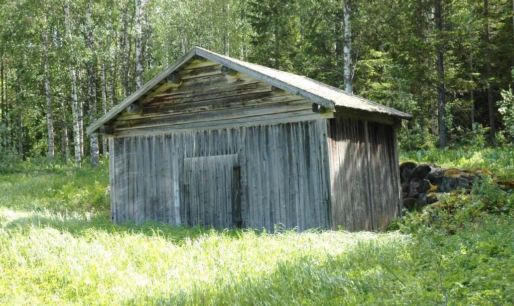 Fasaderna utgörs huvudsakligen av stående obehandlade panelbrädor, men byggnadens övre del är timrad. Före renoveringen hade ladan ett sadeltak med takåsar och täckning med hyvlad spån.