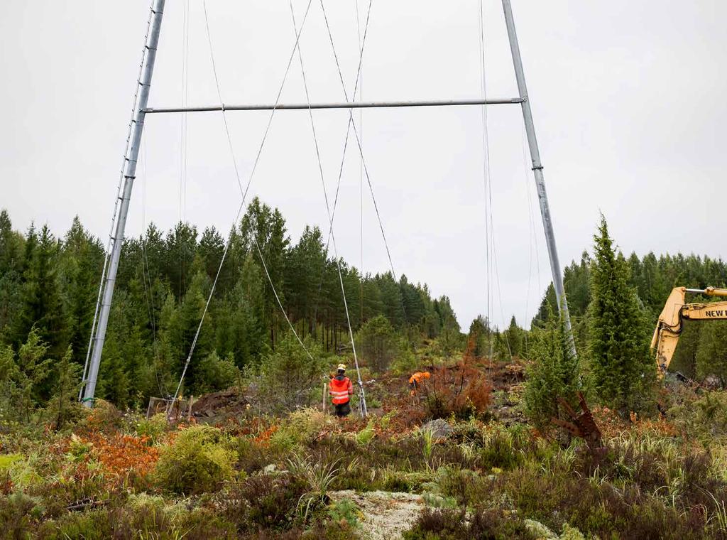 Innan en kraftledning byggs Innan en kraftledning byggs Orsakar terrängundersökningarna skada på terrängen? Närmast på träd, om träden behöver fällas. Borrvagnen kan också lämna spår i terrängen.