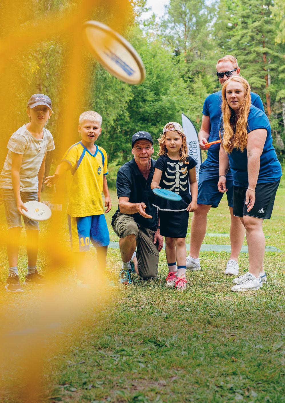 ÖGONBLICKET: Discgolfbanan i Åkersberga klockan 14:05 Nu testar vi att kasta samtidigt, säger John Persson från Åkersberga Frisbeeklubb och placerar en grupp barn och fritidsledare några meter från