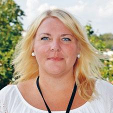 ÄNNU MER RÖRELSEGLÄDJE I ÖSTERÅKER! Åtta löparbanor, fyra längdhoppsgropar, kastgrop, omklädningsrum, en stor läktare, kafeteria och utrymme för alla grenar som tillhör friidrott.