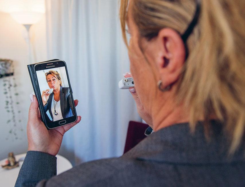 VERKSAMHET Marie Selin, familjeterapeut med inriktning missbruk, visar hur alkoholtest via mobilen fungerar.