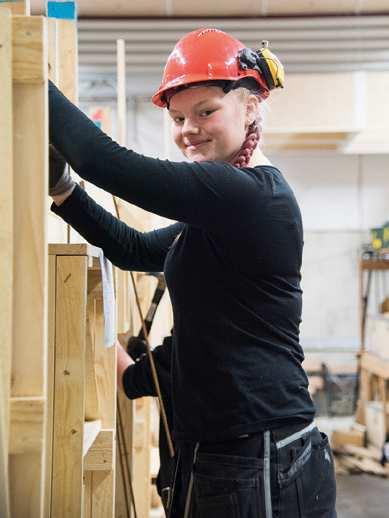 Inriktning Husbyggnad Inriktningen Husbyggnad ger grundläggande yrkeskunskaper och möjligheter till specialisering. På inriktningen får du bygga olika objekt med allt vad det innebär.