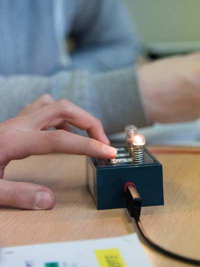 Att kunna bygga upp och underhålla elanläggningar kräver kunskaper om olika materials egenskaper och om hur verktyg används.