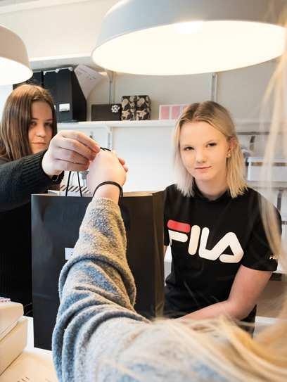 Handel och service Målet med inriktningen är att du ska utveckla kunskaper om och få erfarenheter av arbetsuppgifter inom handelsföretag.