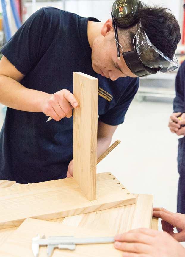 HANTVERKSPROGRAMMET Tycker du om att arbeta med händerna och är kreativ? Vill du lära dig ett yrke som är spännande och skapande?
