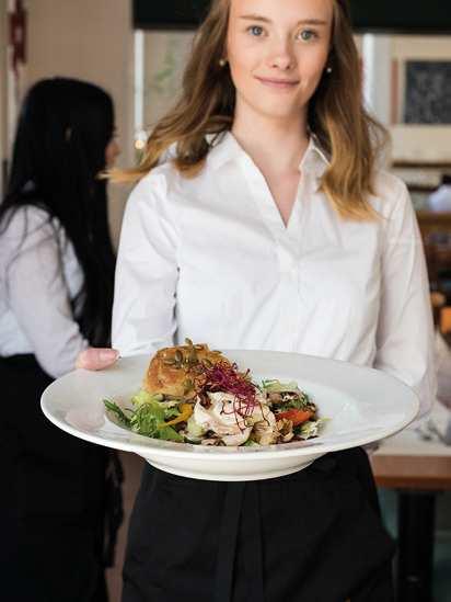 Inriktning Kök och servering Vi erbjuder inriktningen Kök och servering. Arbete med vår riktiga restaurang förekommer lera dagar i veckan och även vissa kvällar och helger.