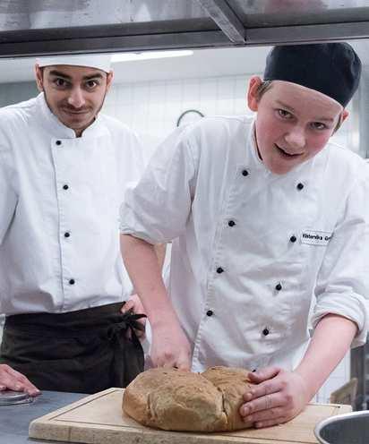 Det innebär att du får praktisera dina kunskaper du skafat dig i skolan på olika arbetsplatser. Där ges du möjlighet att utvecklas inom ditt valda yrke och du får också en direktkontakt med branchen.