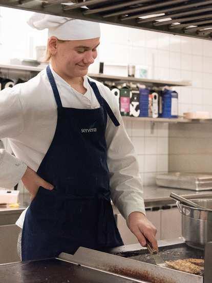 Jag ville gå ett praktiskt program där jag ick träffa många människor och utifrån detta är det här programmet perfekt för mej.