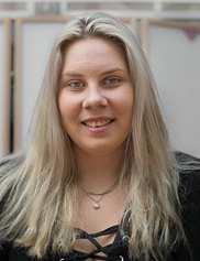 L: Vi lär oss allt från hur mat förvaras till hur den tillagas samt hur man bemöter kunder vid servering.
