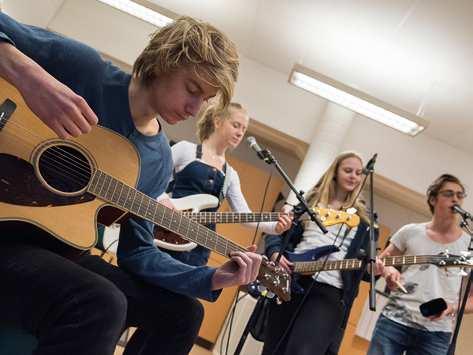 Precis som övriga gymnasieskolan innehåller programmet gymnasiegemensamma ämnen, programgemensamma ämnen, inriktningar och programfördjupningar.