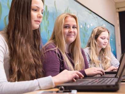 Kurser som du bland annat läser är samhällskunskap, ledarskap och organisation, kommunikation, psykologi, sociologi. Båda inriktningarna innehåller psykologi, ilosoi och moderna språk.