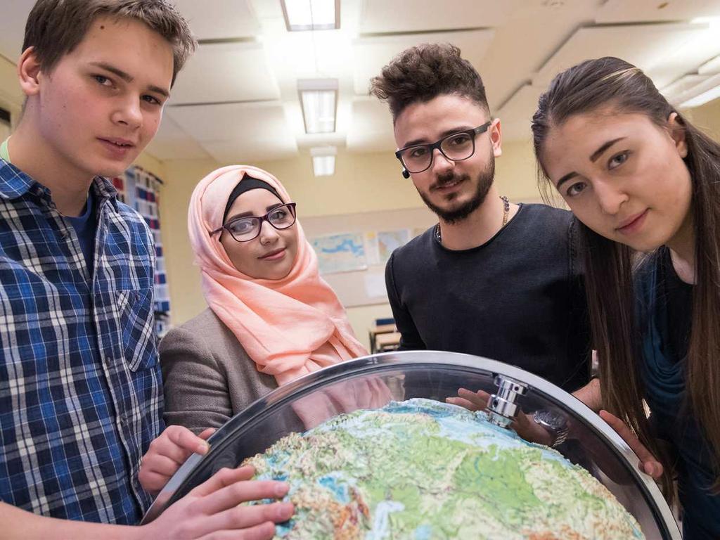 INTRODUKTIONSSPROGRAMMET Saknar du ett eller lera ämnen för att komma in på ett yrkes- eller högskoleförberedande program? Behöver du prova på olika yrkesområden?