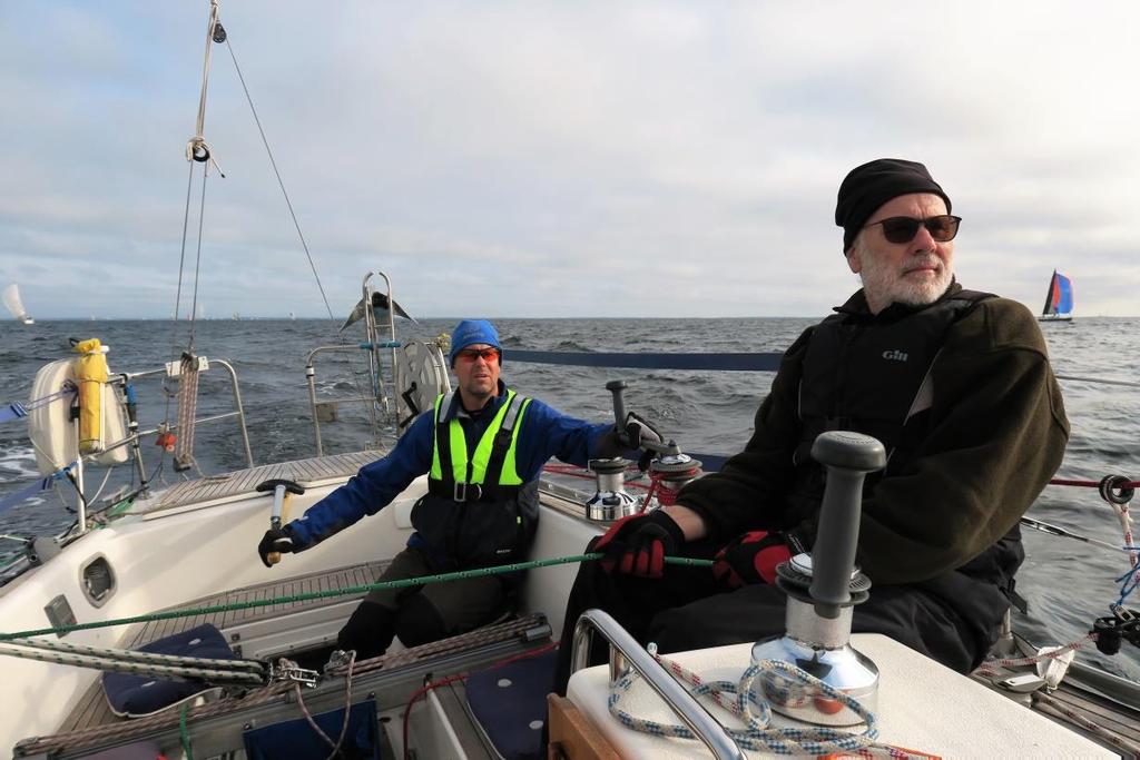 Micke vid rodret, Bertil vid lägajen! Foto: Göran Haglund Per hjälper till med att vinscha på lägajen!