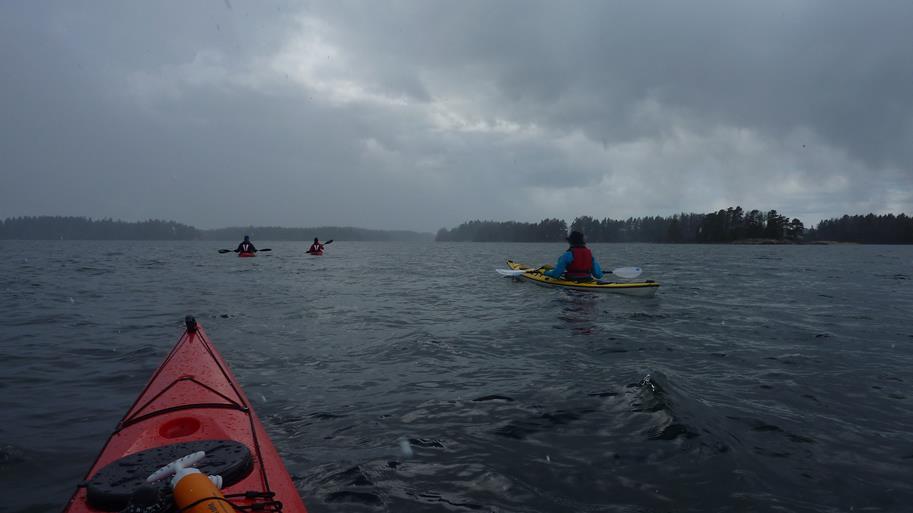 Där skådades uppskattningsvis ett 70-tal gudingar och nästan lika många ådor. Den nya kajaken var till belåtenhet, och passar den lite längre (XL) paddlaren.