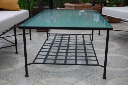 Smidesbord RenaissanceTM Dinè och Lounge Flera olika smidesbord finns i RenaissanceTM kollektionen. Matbord Dinè (höjd 75cm) matchar stolen Piazza och Fällstolen.