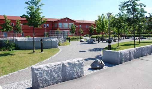 3 Relativt nyanlagd plats som bildar ett entrétorg till Solhemsängsskolan. Gräsytor i mjukt rundade former omger en större grusyta.