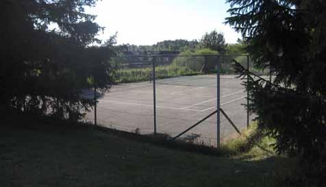 I anslutning till lekplatsen ligger en tennisbana omgärdad av stängsel. Ett samarbete är inlett med Stockholms Stadsmuseum för att utveckla parken till en fornminneslekplats.