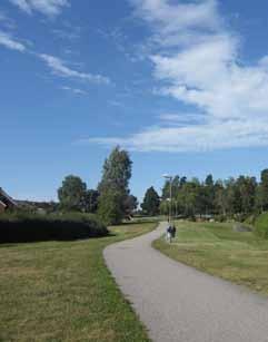 Den öppna hårdgjorda ytan omges av gräsytor med strödda träd och buskage. Sittplatser finns i form av parksoffor och bänkbord.
