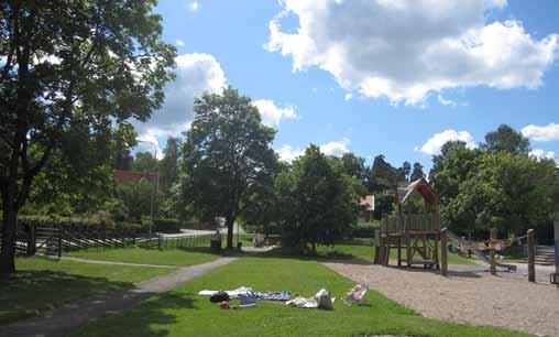 lågt nätstängsel. Soltunet ligger intill Spånga gymnasium som har grisar och getter i inhägnader i anslutning till parken. Analys Parken har ett högt vistelsevärde för såväl barn som vuxna.