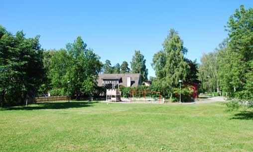 Analys Parken är väl utformad och känns omhändertagen i sin enkelhet. Den stora öppna gräsytan är en värdefull arena för spontant bollspel och springlek.