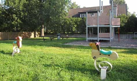 Ansatsen till temalek härrör från namnet Pilbågsvägen och kan ytterligare förstärkas vid framtida kompletteringar.