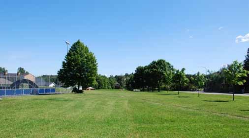 6. park vid sundbyskolan Storlek: Ca 0,8 Ha Karaktär: Kvarterspark/idrott/skolgård sociala värden: Bollspel, grön oas, lek, picknick, pulkaåkning