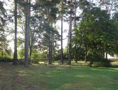 Enkel lekutrustning och sittplatser () 3 Denna lilla lekplats är högt belägen, insprängd bland villor och angränsande till en förskola.