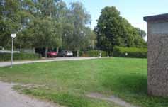 : Ett återkommande inslag i stadsdelen är mindre gröna ytor i bebyggelsestrukturen eller i anslutning till vägmiljöer. Dessa består ofta av en klippt gräsyta, en trädgrupp och/ eller buskage.