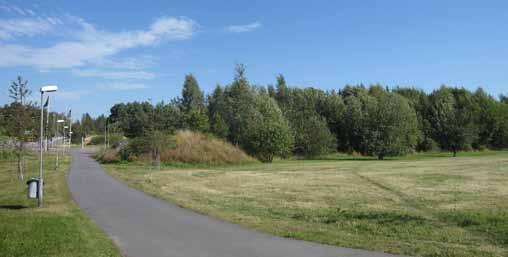 Genom området går gång- och cykelvägar och upptrampade stigar. Ett välanvänt cykelstråk går i nord-sydlig riktning och förbinder Lunda med Vällingby.