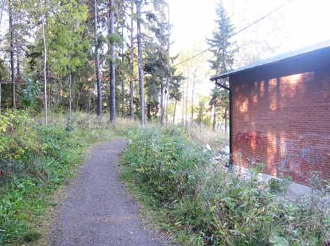 Genom området går asfalterade gång- och cykelvägar som ansluter till stråk längs Rinkebydalen och in mot Bromsten.