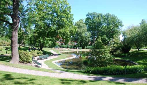 . svandammen Storlek: Ca 0,4 Ha Karaktär: Finpark/prydnadspark sociala värden: Blomprakt, grön oas, sitta i solen, promenader, ro, vattenspegel