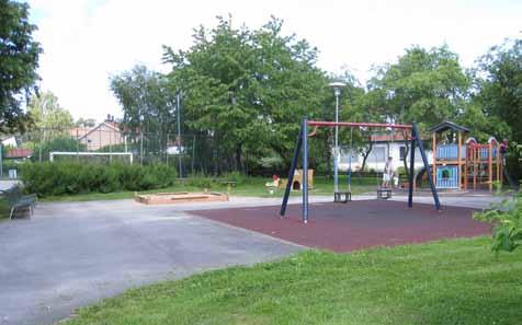bl.a. en s.k. kompisgunga och en småbarnskarusell. I parken finns även en målkorg för frisbeegolf. Parken har ett uppvuxet och varierat trädskikt.