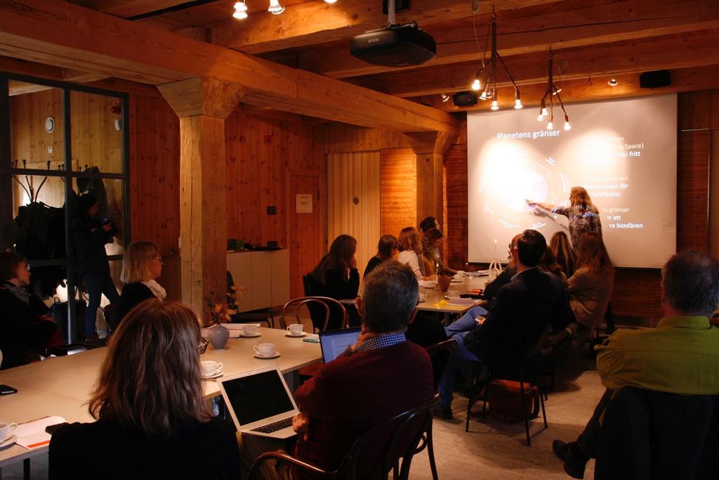 Med utgångspunkt i globala hållbarhetsutmaningar Dagen inleddes med en introduktion till dagen av My Sellberg, doktorand på Stockholm Resilience Centre, Anna Henning