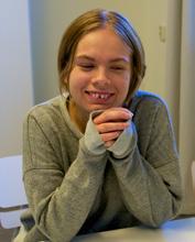 Med musik, teater och Thea, Tilde, Elin och Leah går i årskurs 2 på Kung Saga gymnasiesärskola. Det är en skola som har mycket musik, teater och dans på schemat.