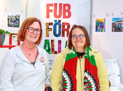LANDET RUNT Mötesplats Funktionshinder Eriksbergshallen i Göteborg 10 11 oktober Angela Karlsson, FUB Göteborg och Lina Gustafsson från Idrottsplatsen D V i snygg Frölundahalsduk.