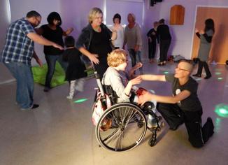 Rolig gårdsfest i Göte Den 24